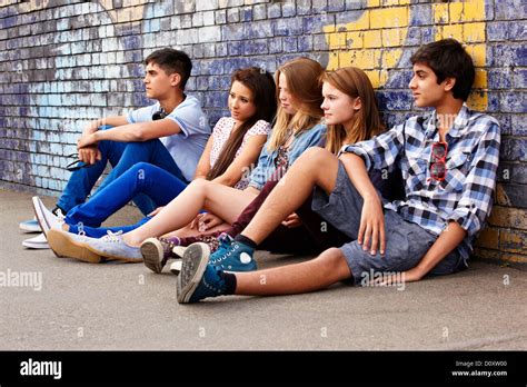 Jugendliche Sitzen Gegen Eine Wand Stockfotografie Alamy