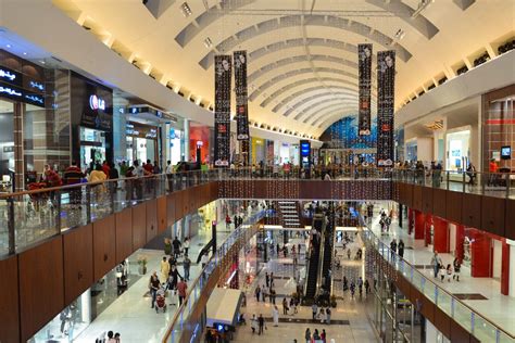 The mall is situated at the downtown dubai, a massive development that also includes the world's tallest building, numerous hotels, plus. Dubai Mall in Dubai, VAE (Vereinigte Arabische Emirate ...