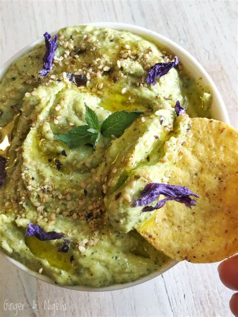 I broccoli possono essere la rovina dell'esistenza di ogni bambino, ma in realtà è molto sicuro per gli umani da mangiare. Hummus di broccoli, una vellutata e avvolgente crema