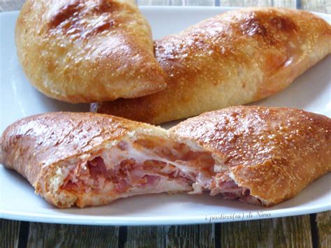 Li preferisco perché anche nel forno casalingo questa ricetta è per 5 calzoni di media grandezza. CALZONI AL FORNO CON PROSCIUTTO COTTO (impasto all'olio)