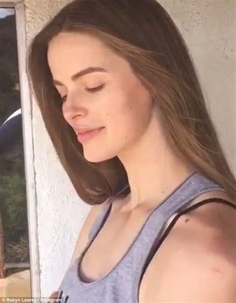 Robyn Lawley Shows Off Her Flawless Complexion Going Makeup Free As She