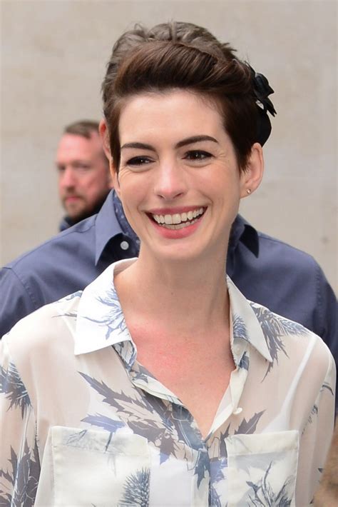 Hairstyle Ideas How Anne Hathaways Growing Out Her Pixie Haircut