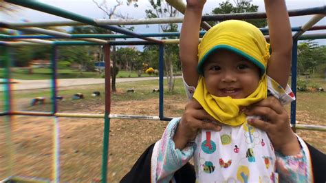 Dia mempunyai anak yang masih kecil namanya vera. Ngajak anak ke taman dan berenang - YouTube