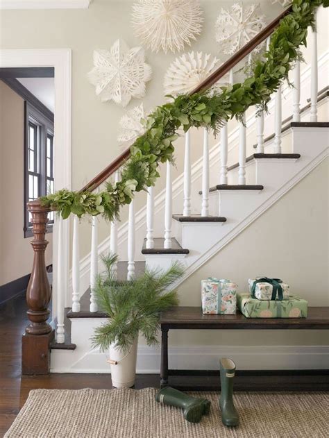 15 Festive Christmas Staircase Decor Ideas