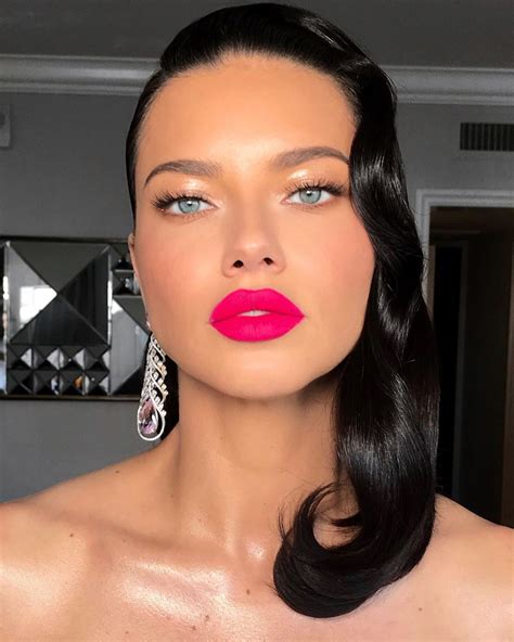 Its not just teens and those in their twenties who can get away with wearing pink as there is a huge variation from neon to subtle blush. Adriana Lima | Pink lipstick makeup, Pink lips art ...