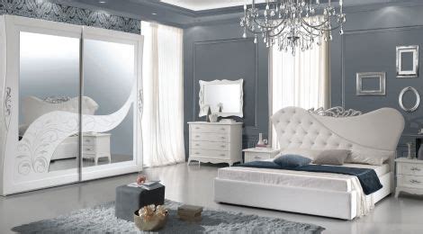 Scopri l'offerta della camera da letto matrimoniale completa in finitura bianco opaco con letto king size. Camere da letto classiche a prezzi economici