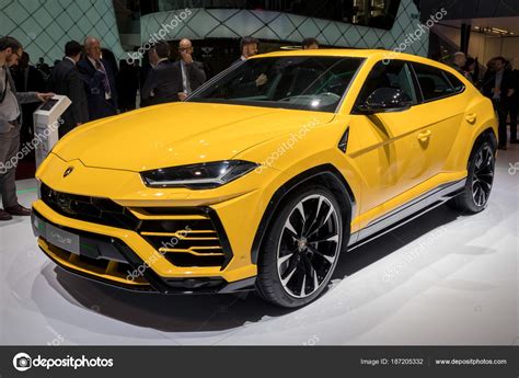 Un incidente di classe, indubbiamente, che costerà molto caro alle assicurazioni stipulate dai rispettivi proprietari delle vetture. Nieuwe Lamborghini Urus Suv auto - Redactionele stockfoto ...