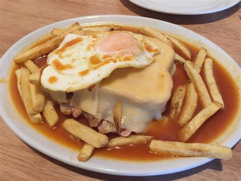 A francesinha é a marca de petiscos portugueses do aeroporto do porto. Francesinha, a Portuguese sandwich : PutAnEggOnIt