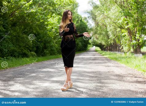 mulher ucraniana delgada íngreme na estrada velha do asfalto foto de stock imagem de forma