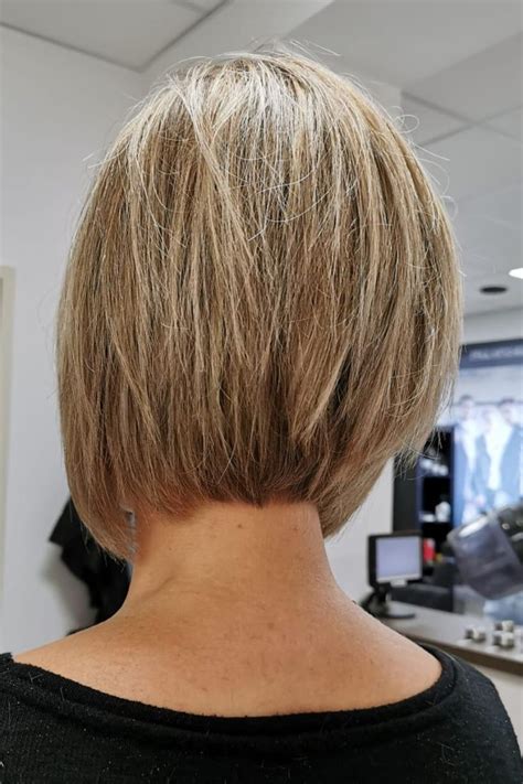 Kurze haare, ohren frei, nacken kurz oder rasiert wirken bei frauen ok, salon/designer die haare werden seitlich oder im nacken hochrasiert. Pagenkopf, angeschnittener Nacken, Kurzhaar-Bob in 2020 ...