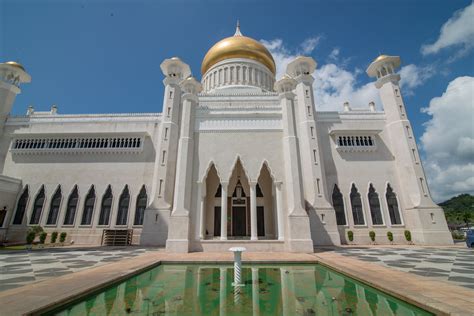 Mullah begawan sultan sir muda omar ali saifuddien iii full name sultan haji omar ali saifuddien saadul khairi waddien ibni sultan muhammad jamalul alam ii. Sultan Omar Ali Saifuddin Mosque | Sultan Omar Ali ...