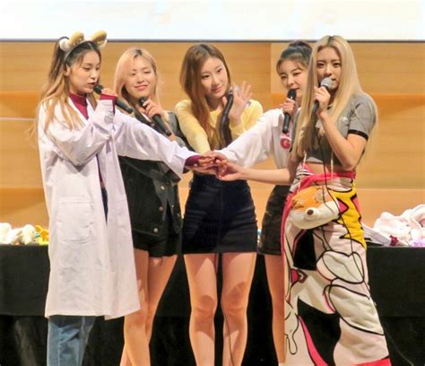 190922 itzy s 12th fansigning event at grand auditorium daejeon hyo itzy fashion coat