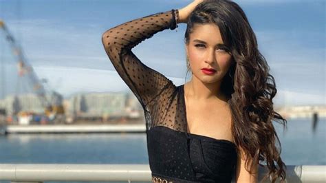 Avneet Kaur Top 5 Hottest Looks In Revealing Outfits Iwmbuzz
