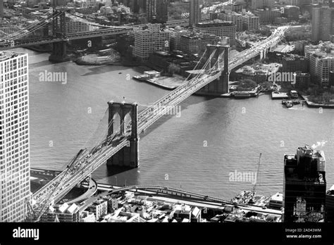 Lower Manhattan The Iconic Brooklyn Bridge Spanning The East River New