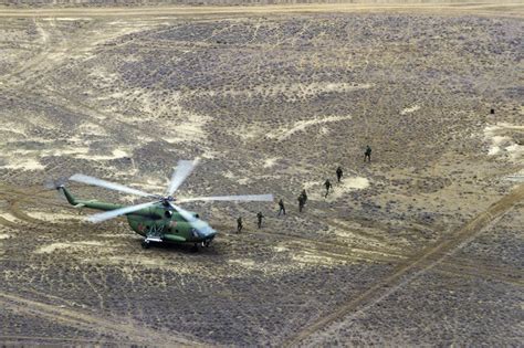 Un Pilote Soviétique Dont Lavion A été Abattu En Afghanistan En 1987