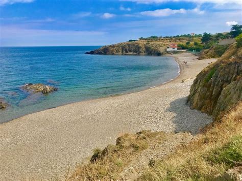 These mountains provide wonderful hiking trails and magnificent views of the sea below. Criques sauvages entre Collioure et Banyuls | Paysage ...