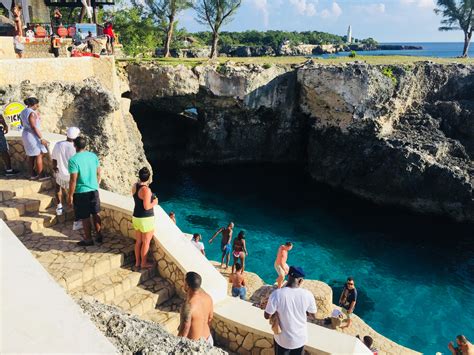cliff diving in jamaica negril memugaa