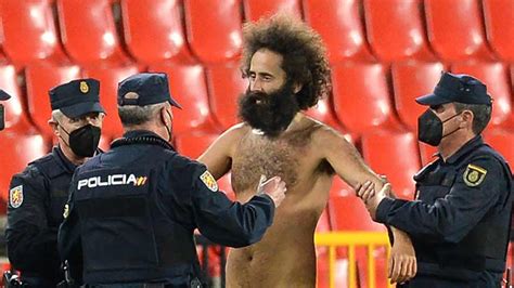 Insólito Hombre desnudo invade cancha durante el encuentro entre