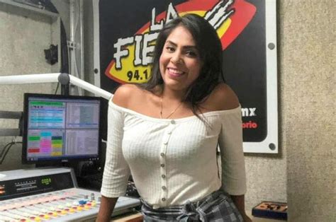 Locutora De La Fiera Causa Furor Con Sexi Baile En La Playa Video