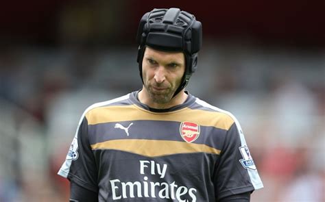 Dieser sollte eigentlich schon verheilt sein. Petr Cech chocó al salir del Emirates Stadium
