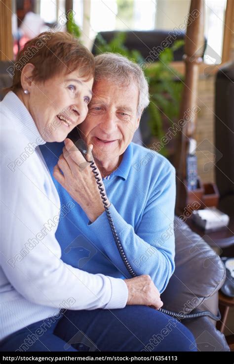 Glückliche ältere Paare Sharing Telefonhörer Zu Stockfoto 16354113 Bildagentur Panthermedia