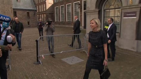 Nadat minister ollongren had laten weten de motie niet te willen uitvoeren, werd zij geïnterpelleerd. Vicepremier Kajsa Ollongren (D66), een vertrouweling van ...