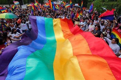 bandera del orgullo gay el orgullo gay se celebra con nueva bandera lgtb