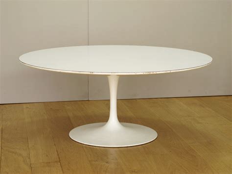 Tulip coffee table fits perfectly in the living room or in contract interiors. Knoll 