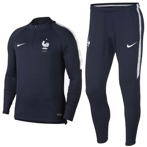 Als identitätsstiftendes band gerade zwischen den verschiedenen sozialen und ethnischen gruppen frankreichs gilt hierbei die französische fußballnationalmannschaft, die équipe tricolore. Frankreich Fussball Tech Trainingsanzug 2018/19 blau ...