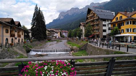 Moena'yı yani türk köyü'nü ilk önce türkoloji dalında öğretim üyeliği yapan prof. La coloratissima MOENA (TN) - VAL DI FASSA - FOTO DEL 18 ...