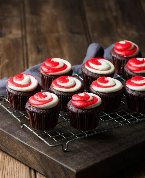 2carefully set the second cake layer on top of the first and ice the second layer in the same manner, beginning with a dollop in the center and working it out toward the sides. Red Velvet Cake | Red velvet cake, Velvet cake, Chocolate ...