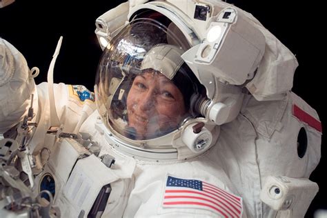 Astronot Wanita Berusia 57 Tahun Kembali Ke Bumi Setelah Memecahkan