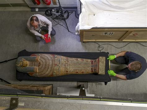 Photographing The Coffin Of Tasheriankh For Golden Mummies Of Egypt