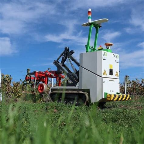 Robot Agricole Autonome Jo Naïo Technologies De Désherbage