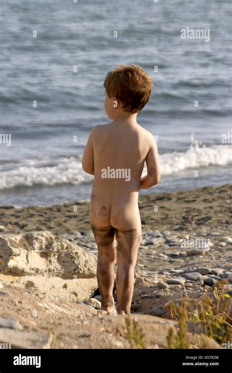 Joven desnudo o desnuda desnuda con Sandy piernas desde atrás mirando