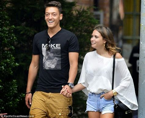 Her gece farklı bir mekanda eğlenen özil, kendisine eşlik eden 15 kişilik. Top 10 footballer couple ~ Picture World