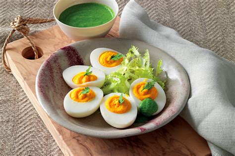 Un salva cena semplice e forse una delle prime ricette che si imparano nella. Ricetta Uova sode con tuorlo di carota e crema di spinaci ...