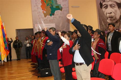 La Universidad Indigena Boliviana Aymara Tupak Katari Entrega Titulos A 105 Nuevos