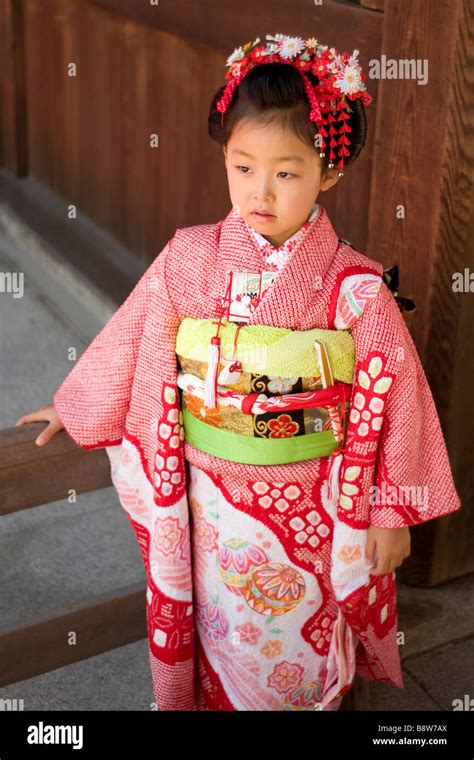chica japonesa en un hermoso kimono en una ceremonia para los niños que son 3 5 o 7 años de