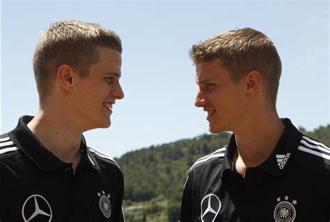 Seit sie ganz klein waren, konnten sie durch berührungen den schmerz des anderen heilen. Brothers in Football: Who are the Best Football Siblings?