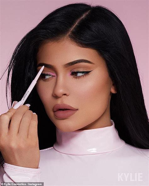 Kylie Jenner Demonstrating How To Get The Perfect Brow Kylie Jenner