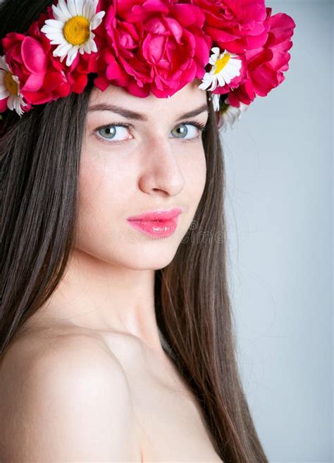 Ragazza Con La Corona Del Fiore Della Rosa Rossa Fotografia Stock Immagine Di Trucco Eleganza