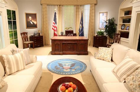 Verbringst du viel zeit in videokonferenzen? YouTube built Oval Office sets in New York and LA ...