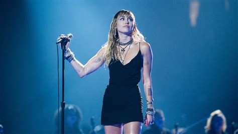 Miley Cyrus Sings Liam Hemsworth Breakup Song At Mtv Vmas