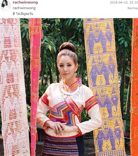 ก้อย รัชวิน เฉลยแล้ว ที่มาคำใบ้ 1+1=3 กำลังตั้งท้องมีเบบี๋แล้ว ️ ️ ส่วนคลิปเต็มๆ ตามไปดูได้ที่ช่อง youtube: งดงาม!! เมื่อ "ก้อย รัชวิน" ใส่ชุดไทยภาคเหนือแบบนี้??
