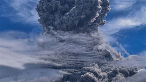 Vulkan Ausbruch In Beliebten Urlaubsland Video Zeigt Gigantische Dunkle Rauchwolke