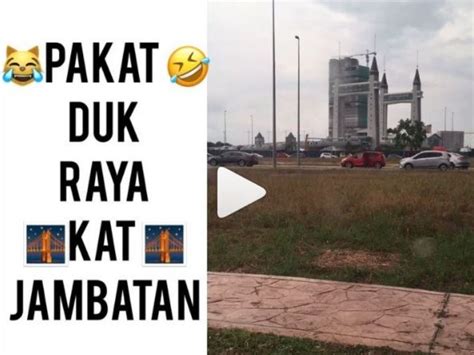 Dimana jembatan ini menghubungkan desa di sisi utara di kecamatan sirimau yaitu desa rumah tiga, sedangkan di. Berpusu-pusu Orang Tangkap Gambar Jambatan Angkat Kuala ...
