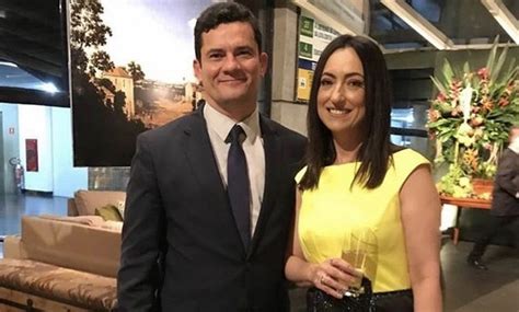 Foi juiz federal da 13.ª vara criminal federal de curitiba/pr, especializada em crimes financeiros, de. Moro, esposa e filha são aplaudidos em voo para os EUA ...