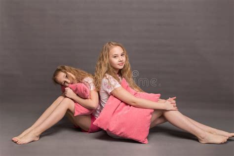 Les Belles Deux Filles Dans Des Pyjamas Roses Jouent Avant Daller Au Lit Photo Stock Image Du
