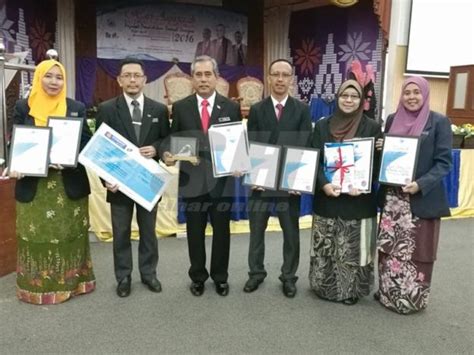 Kejayaan malaysia dalam pelbagai arena sukan telah banyak menaikkan nama negara di persada dunia. 5A kunci kejayaan sekolah Fauzi (tiga kiri) bersama warga ...